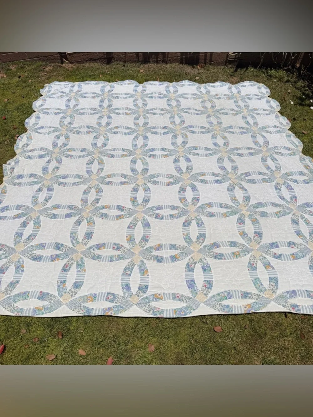 VTG Double Wedding Ring Quilt Hand Quilted Scalloped Edges Cottage Shabby King